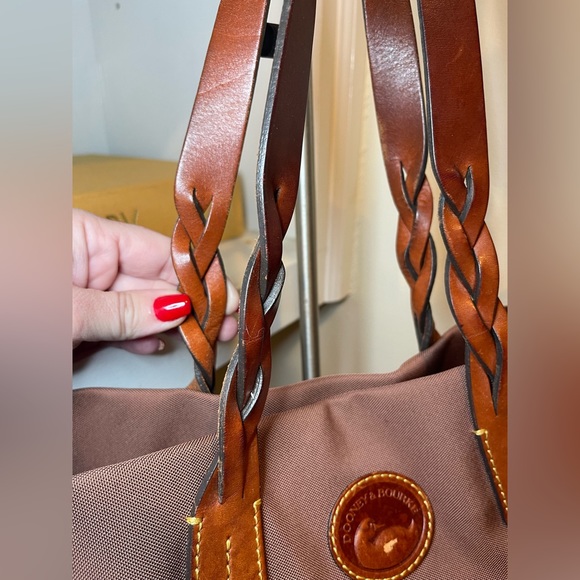 Dooney and Bourke shoulder bag - Picture 3 of 10